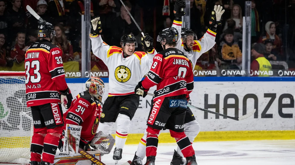 241019 Brynäs Jakob Silfverberg jublar efter 0-3 av Victor Söderström under ishockeymatchen i SHL mellan Luleå och Brynäs den 19 oktober 2024 i Luleå. 
Foto: Simon Eliasson / BILDBYRÅN / COP 159 / SE0263