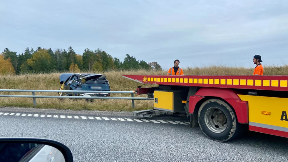 Bilen hamnade utanför vägräcket. 
