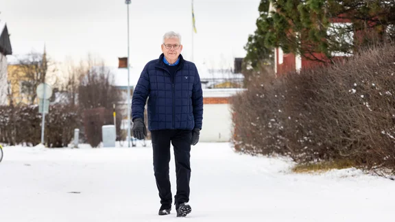 Sören åkte 100 mil för operation – nu kan han gå igen