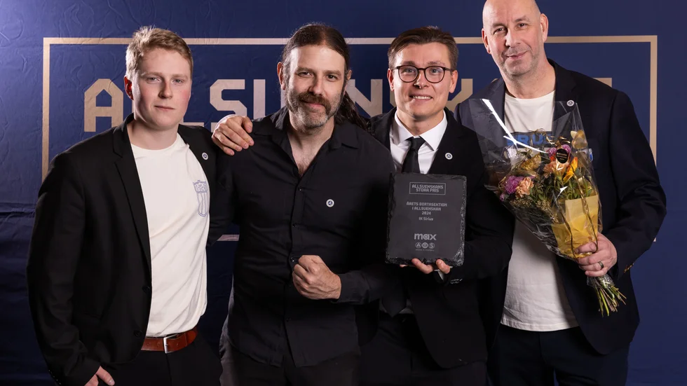 Sirius Melker Gunillasson, Affe Piran, Linus Wallen och Joakim Lundberg tar emot priset för årets bortasektion under allsvenskans stora pris.