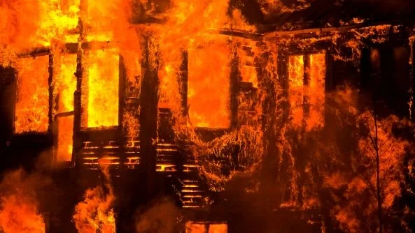 Nyligen brann ett öde hus, av ortsborna kallat spökhuset, ned till grunden i centrala Pajala. 