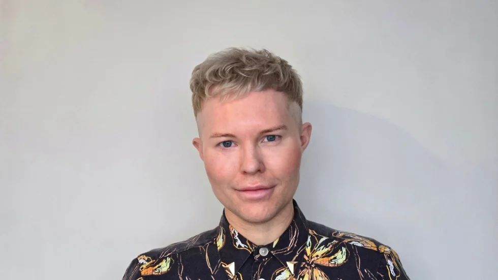 Jonas Borgert vill känna igen sig själv när han möter sin spegelbild på morgonen, därför gör han skönhetsbehandlingar.