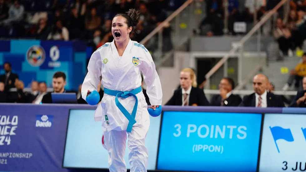 Motalatjejen Sophie Bao Bednarski jublar när hon vinner finalen i U21-VM i karate i Venedig.