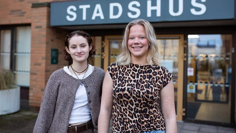 Molly Ivarsson och Sofie Bengtsson är nu ungdomsambassadörer på Vimmerby kommun.