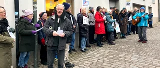 Protestsång utanför kalkförhandling: ”Vill ha vårt vatten kvar”