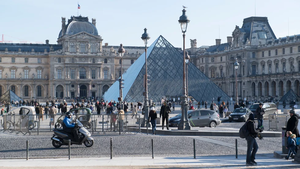 Peter Hellsten skriver om pyramider och värdegrunder. Louvrepyramiden i Paris, byggd 1988, är en välkänd pyramid.
