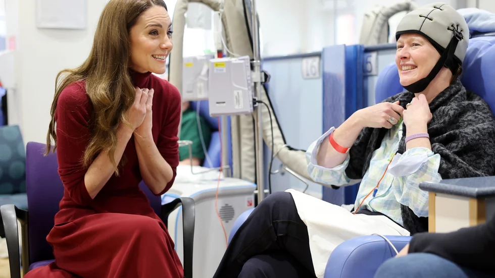 Prinsessan Kate pratar med en patient på The Royal Marsden Hospital i London på tisdagen.