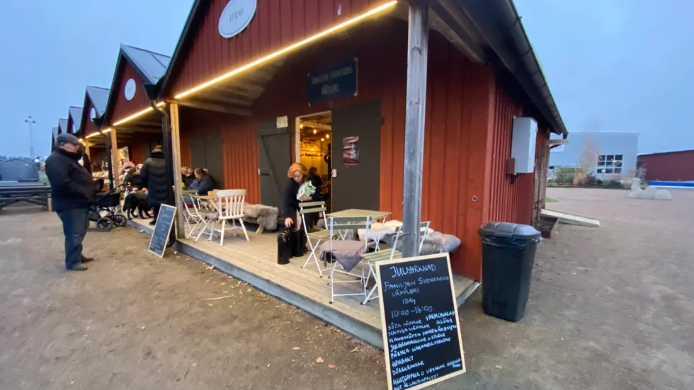 Familjen Svenssons våffleri höll öppet under Trosa julmarknad. Det blev sista gången kunderna kunde njuta av Petja Svenssons lyxiga våfflor.