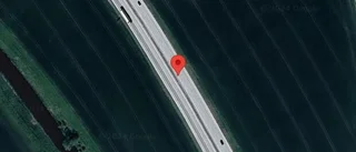 Ett körfält blockerat på grund av en stillastående personbil på E4