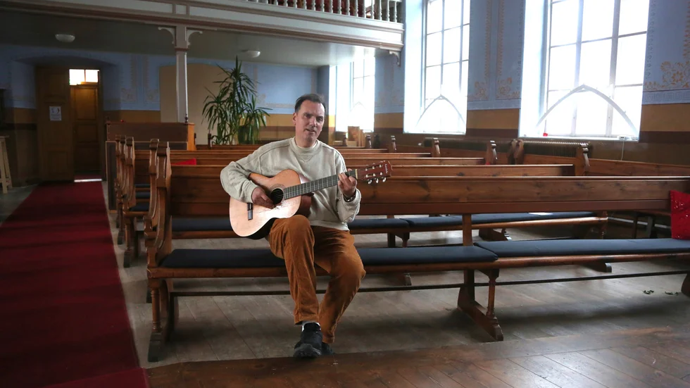 Musiken har alltid varit en viktig del av livet för Per Gäfvert, inte minst orden och texterna. Han spelar ofta och gärna i alla möjliga sammanhang, inte minst i Vårdklockans kyrka i Visby.