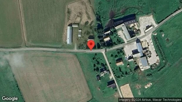 En personbil i trafikolycka på väg 569