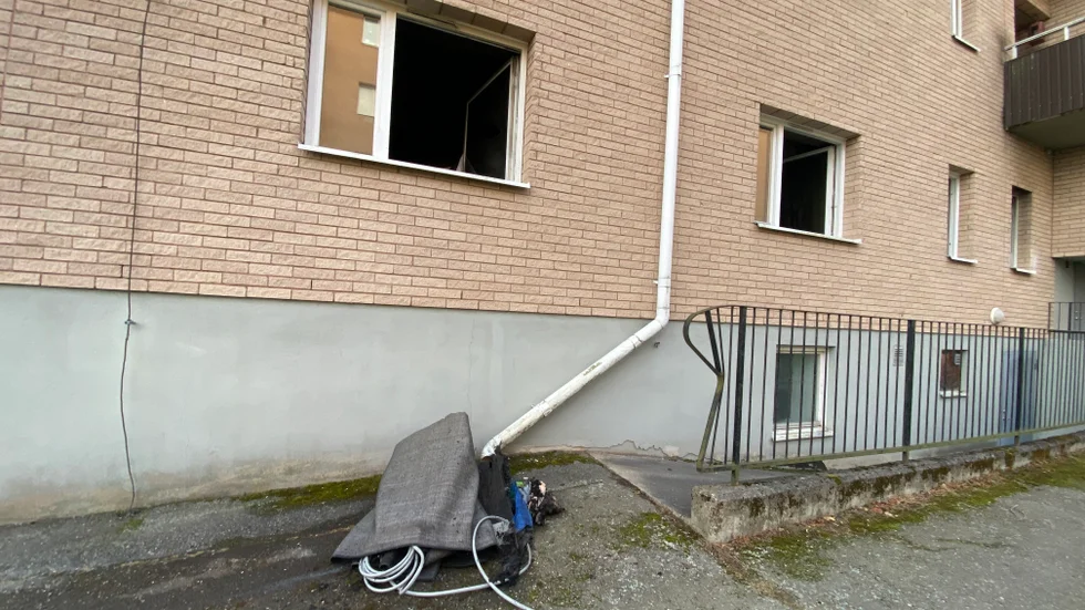 Polisen misstänker inget brott och ingen person har skadats. Men branden var fullt utvecklad, och människor fick evakueras via balkonger.
