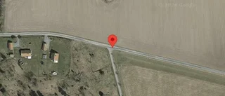 Träd över vägen skapar problem i trafiken på väg 635