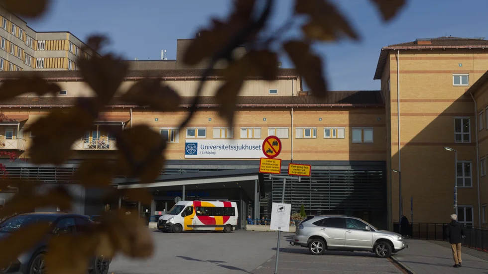 Sjukbussen går till Universitetssjukhuset i Linköping. Men inte utan problem, enligt insändarskribenten.