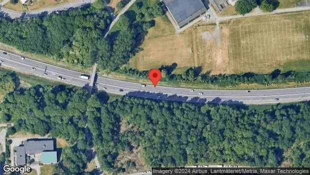 Stillastående personbil stör trafiken på E22