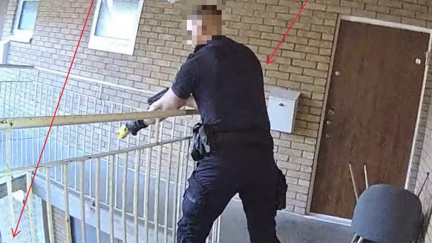 En av poliserna med draget elchockvapen under händelsen. Totalt avlossade poliserna fem laddningar med sina elchockvapen. Enbart en gång fick det effekt.