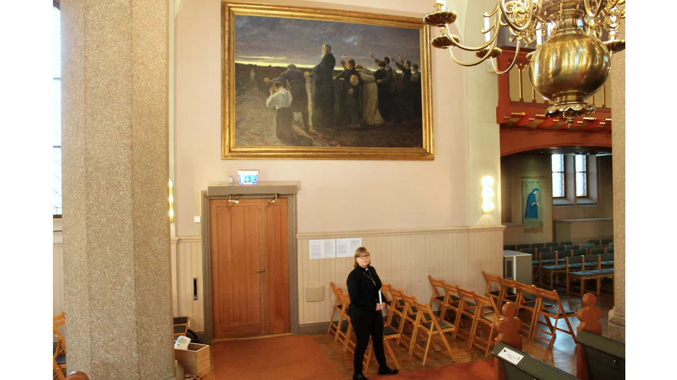 Kyrkoherde Anna-Carin Gabelic är glad över att Kallsteniustavlan Gryning – Mästaren kommer har hittat hem till Västervik igen. Nu hänger den i S:t Petri kyrka sedan en tid, men invigdes officiellt vid söndagens adventsgudstjänst.