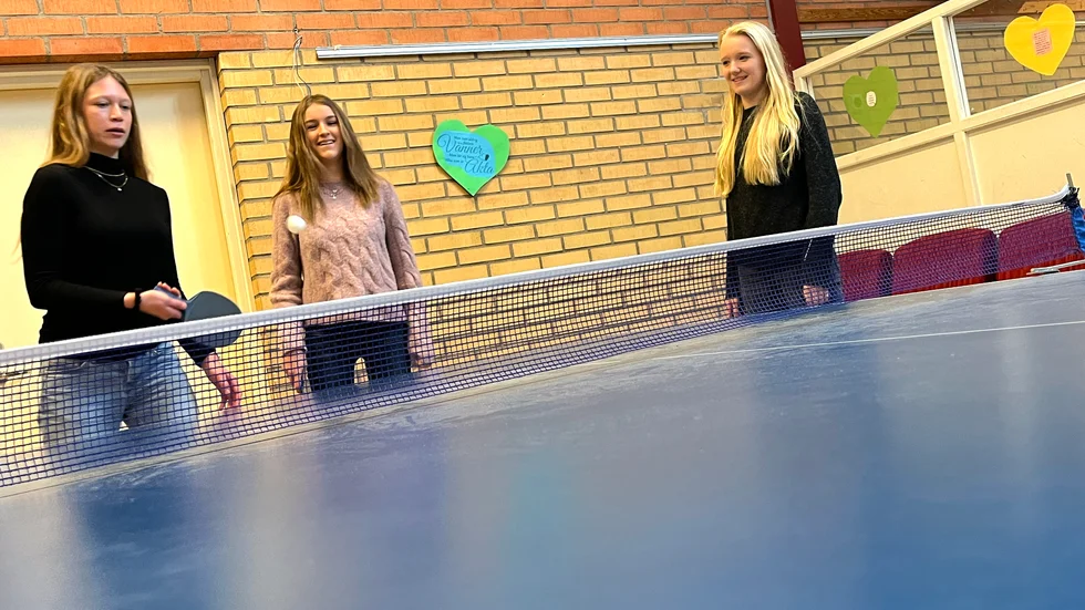 Tyra Tjernberg, Saga Ekeflod och Smilla Edström i 9C gillar att spela pingis på rasterna.