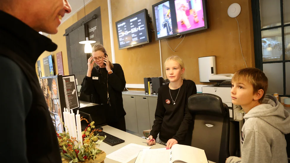 Takeover day innebar att eleverna från årkurs 5 på Tjelvarskolan styrde allt, från reception till utställningar och kafé på muséet. Karin Guteson och Liam Hartings var museivärdar och tog över Camilla Carlsbos roll i entrén.