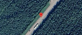 Personbil stillastående på E4 – stopp i ett körfält