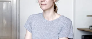 Sliten mamma vill slå sin bebis i huvudet med stekpanna