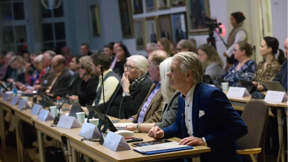 Peter Karlsson (M) följer budgetomröstningen på skärmen.