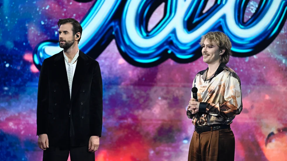 Programledaren Pär Lerström med Leo Tekiel under den sjunde lördagsfinalen i Idol 2024. Nu är han en av fem deltagare i semifinal.