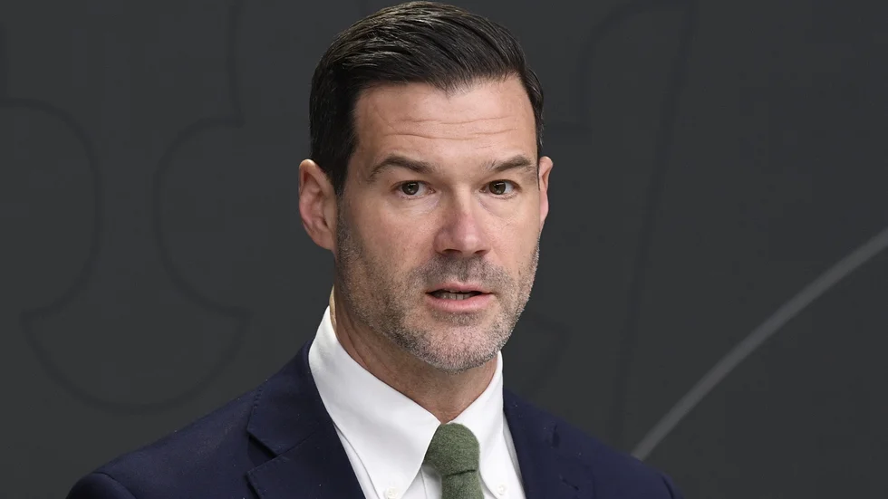 Flyktingstopp. Migrationsminister Johan Forssell är inte ensam om att vilja ta emot färre flyktingar.