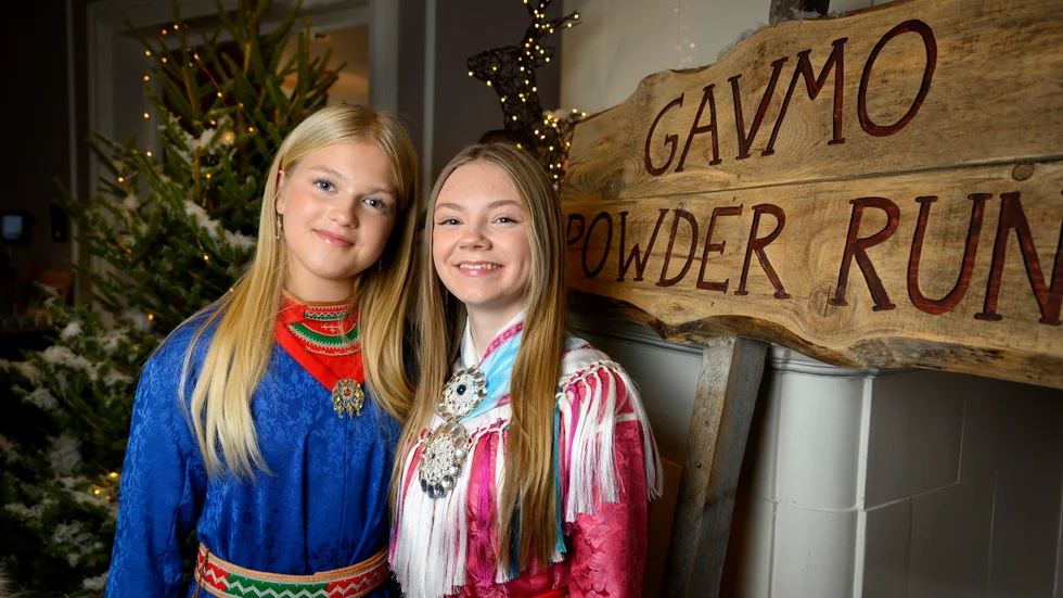 Hedvig Åhrén och Ellá Márge Nutti spelar systrarna Aila och Ristin i årets julkalender "Snödömmar".