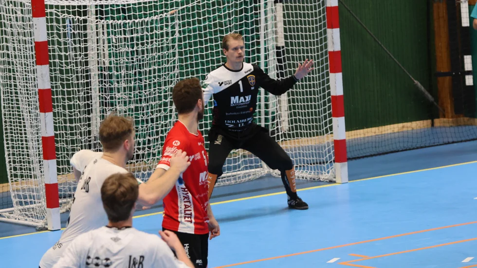 Hampus Wallin utstrålar självförtroende i EHF-målet.