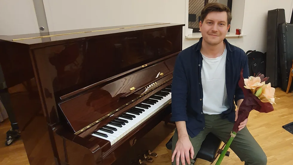 GotlandsMusikens pianist Oskar Lindström vid det nya pianot som vänföreningen har skänkt.