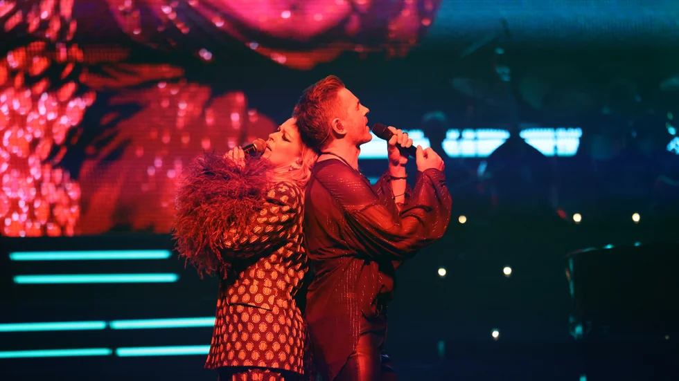 Petra Marklund och Peter Jöback gör en stark duett i Abbas "Knowing me, knowing you". 