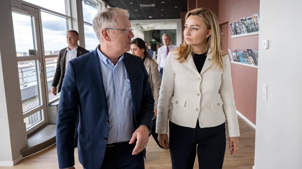 Energi- och näringsminister Ebba Busch (KD) i samspråk med Sydsvenska handelskammarens vice vd Per Tryding efter ett möte i Malmö.