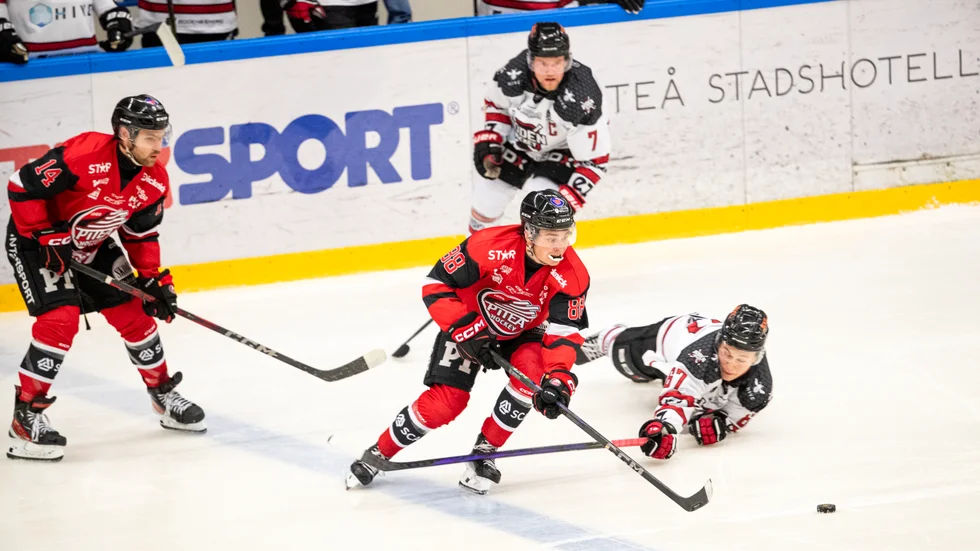 "Serieupplägget ska godkännas av hockeyförbundet, där det inte innefattar en resekostnadsfördelning. Flera norrlag flaggar för att de inte kommer att klara av det ekonomiska. Detta visar en klar diskriminering, en skrämmande syn och ett avståndstagande mot hockeyn i norr. Detta kan ses som en segregation i svensk hockey i detta läge", skriver insändarskribenten. (Arkivbild)