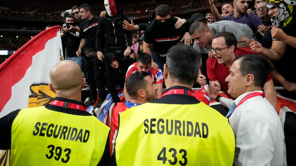 Atlético Madrids Koke uppmanar supportrar att sluta slänga in föremål på planen under derbyt mot Real Madrid i söndags.