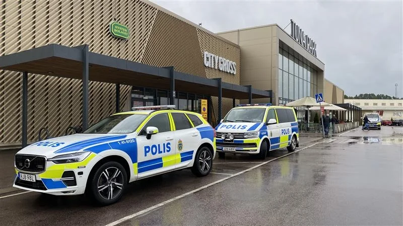 Polisen genomför en insats inne på Tuna Park.