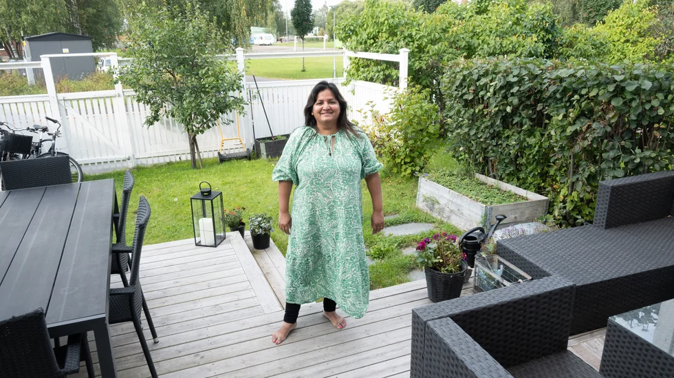 Nina Berggård i sin trädgård utanför radhuset på Skurholmen.