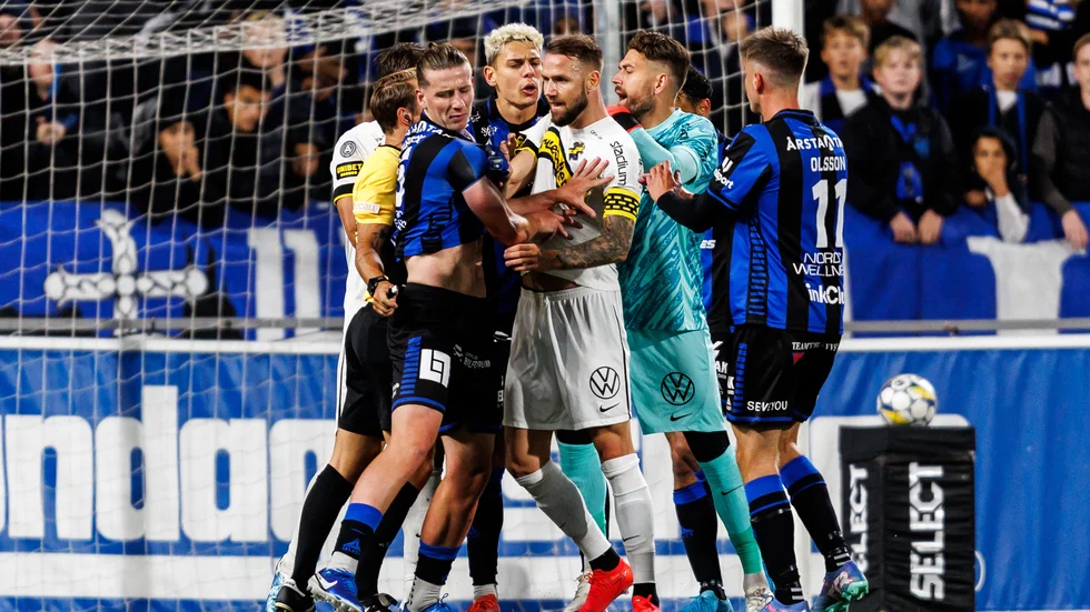 Olsson var inblandad i lite gurgel mot slutet av matchen.