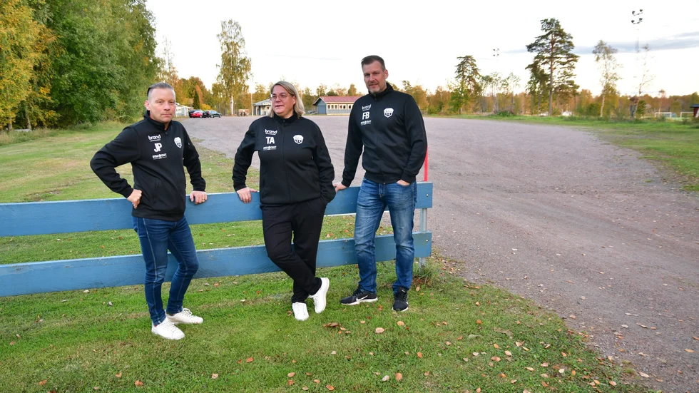 Jonas Palmqvist, Therese Andersson och Fredrik Baudou på Björkparken i Film. Till höger i bild på den grusade parkeringen ska den nya konstgräsplanen ligga.