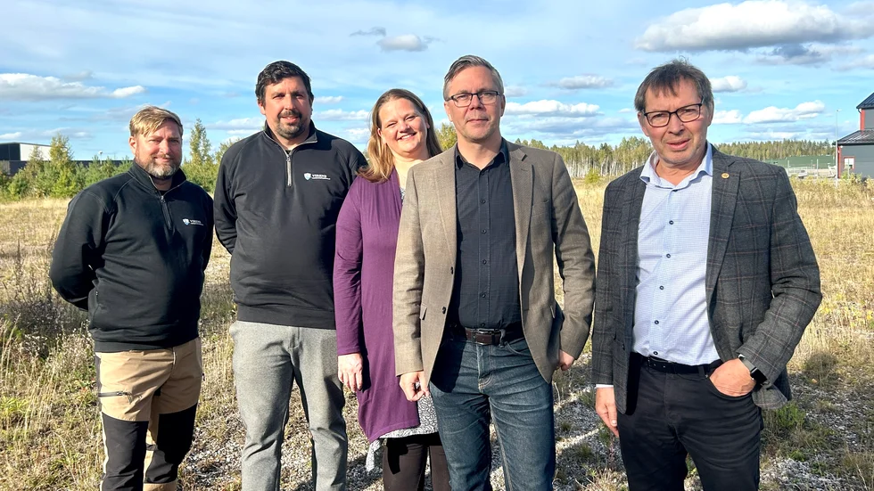 Ytterligare ett företag ska bygga på Lövåsen. Den här gången Virens fastighetsutveckling. Från vänster: Cliff Johansson, delägare, Marcus Eriksson, vice vd och delägare, Marie Bergeås, mark- och exploateringschef, Johan Söderberg (S), kommunstyrelsens ordförande och Christer Sundqvist (M), kommunstyrelsens vice ordförande. Vd:n och delägaren Robert Forsberg hade förhinder och kunde inte närvara. 