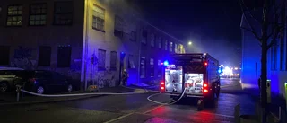 Brand med kraftig rökutveckling i industribyggnad