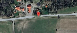 Skadad väg skapar störningar i trafiken på väg 255