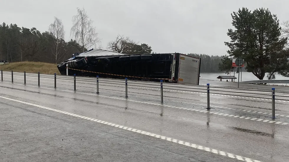 Lastbilen välte ner i ett dike.