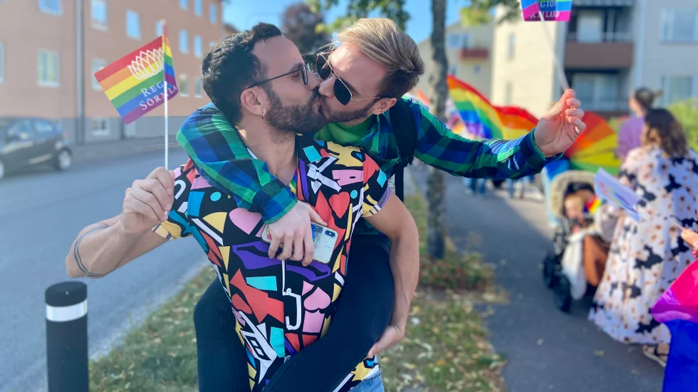 Paret Gonzalo och David var två av de som deltog i prideparaden. De hoppade snabbt fram, framför kameran och visade upp sin kärlek för varandra. 