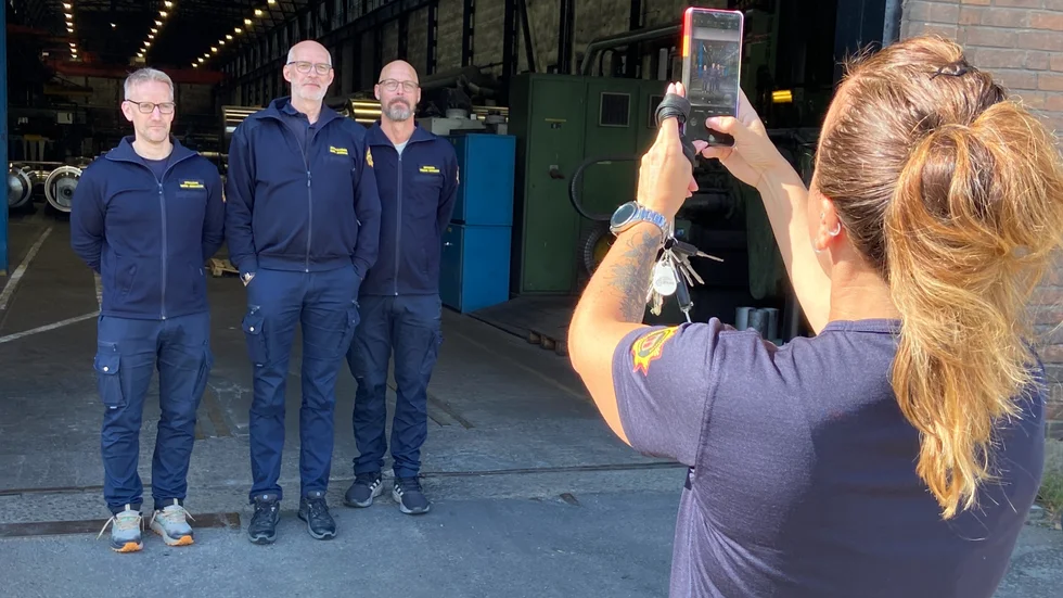Helena Sandberg, styrkeledare/deltidsbrandman från Mariefred, tar foto av tre kolleger i Åkers styckebruk: Mattias Abrahamsson, Kalle Jansson och Fredrik Svensson.