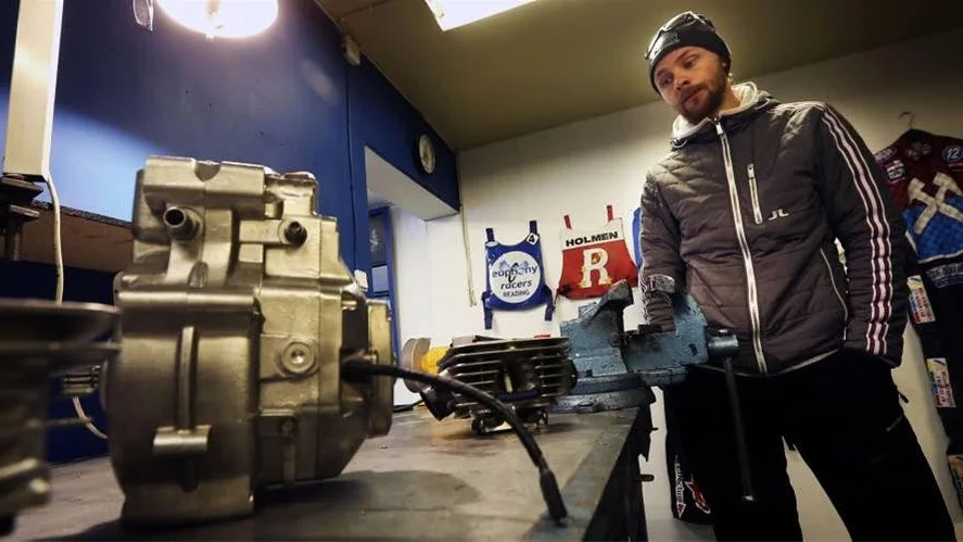 Jonas Davidsson i verksataden ute i Vedemö.
