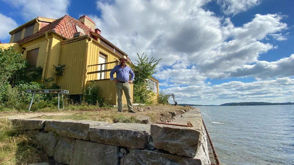 Trädäcket runt Baderskan ska anslutas till de befintliga däcken längs Strandvägen, så att det blir en sammanhållen strandpromenad. Fastighetsägaren Fredrik Åström berättar att det också kommer att finnas gradänger med soldäck, här vid fastigheten som ska byggas om till ett spa.