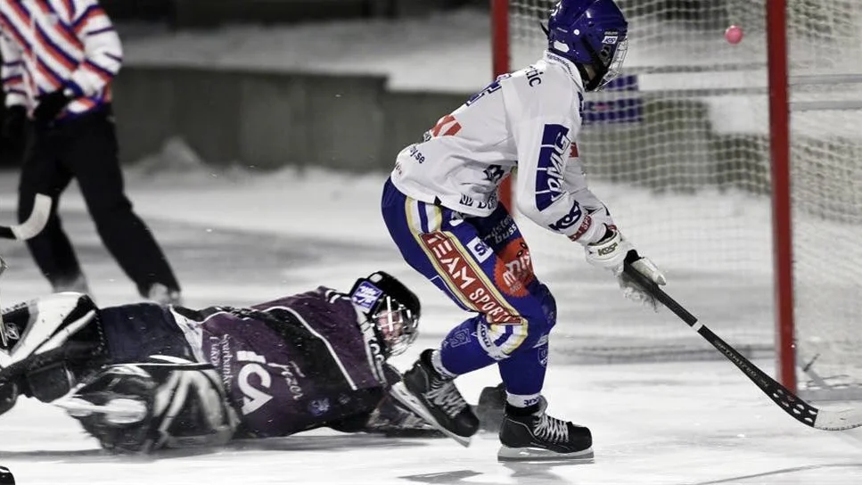 Disland-Brink rullar in bollen och ger IFK ledningen.