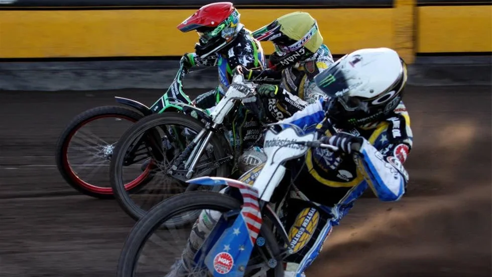 Greg Hancock och Chris Holder på väg mot en femetta i matchen mot Västervik. Hancock var outstanding och körde in 19+1 poäng när Piraterna vann med 47-43.