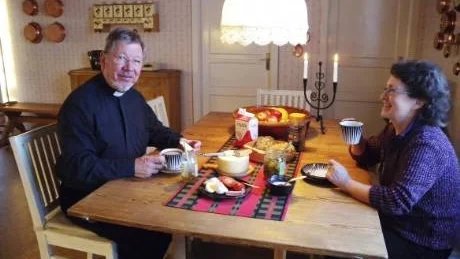 Frukosten i prästgården är en viktig stund på dagen för både Claes-Göran och hustrun Helena.
